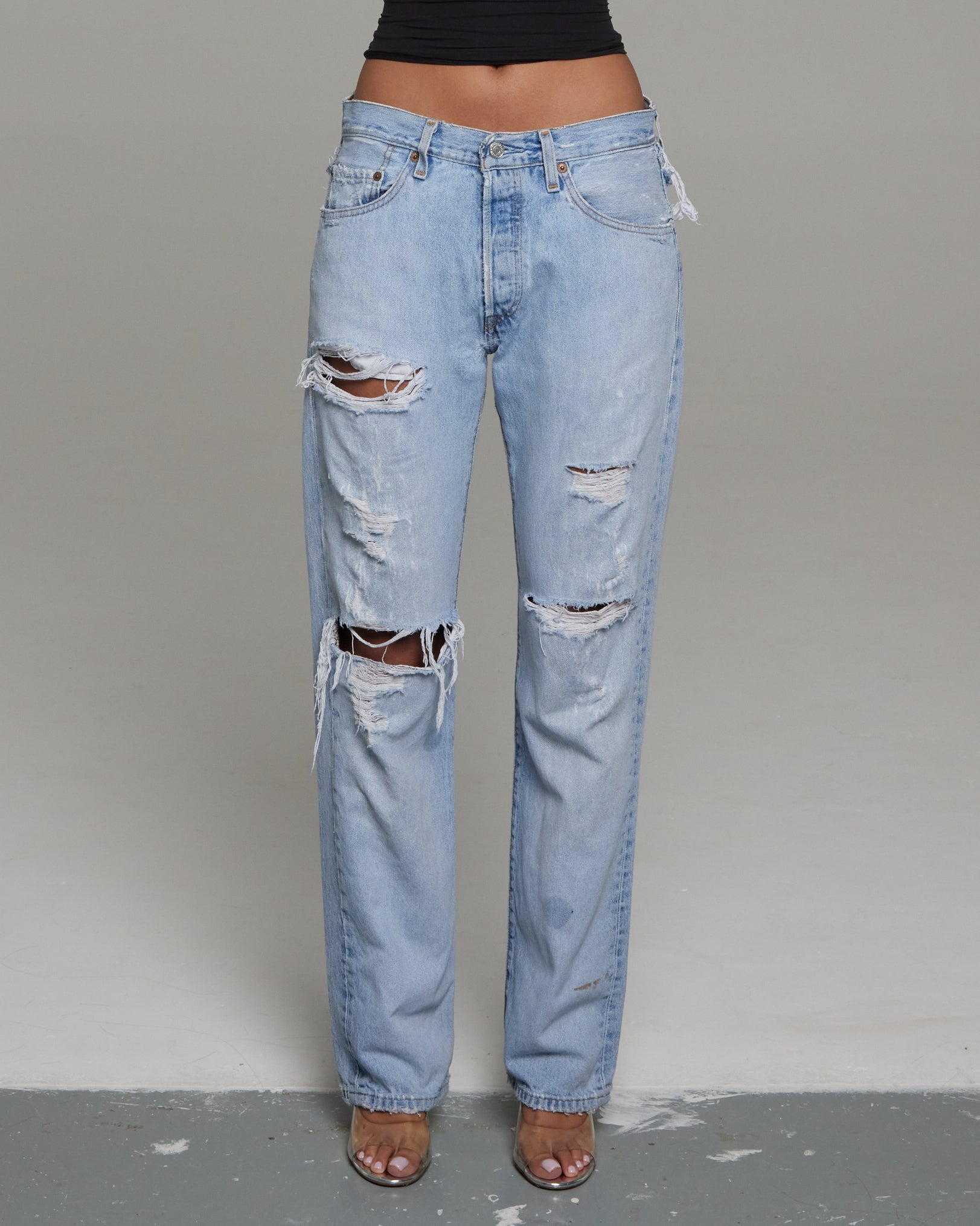 DISTRESSED JEAN