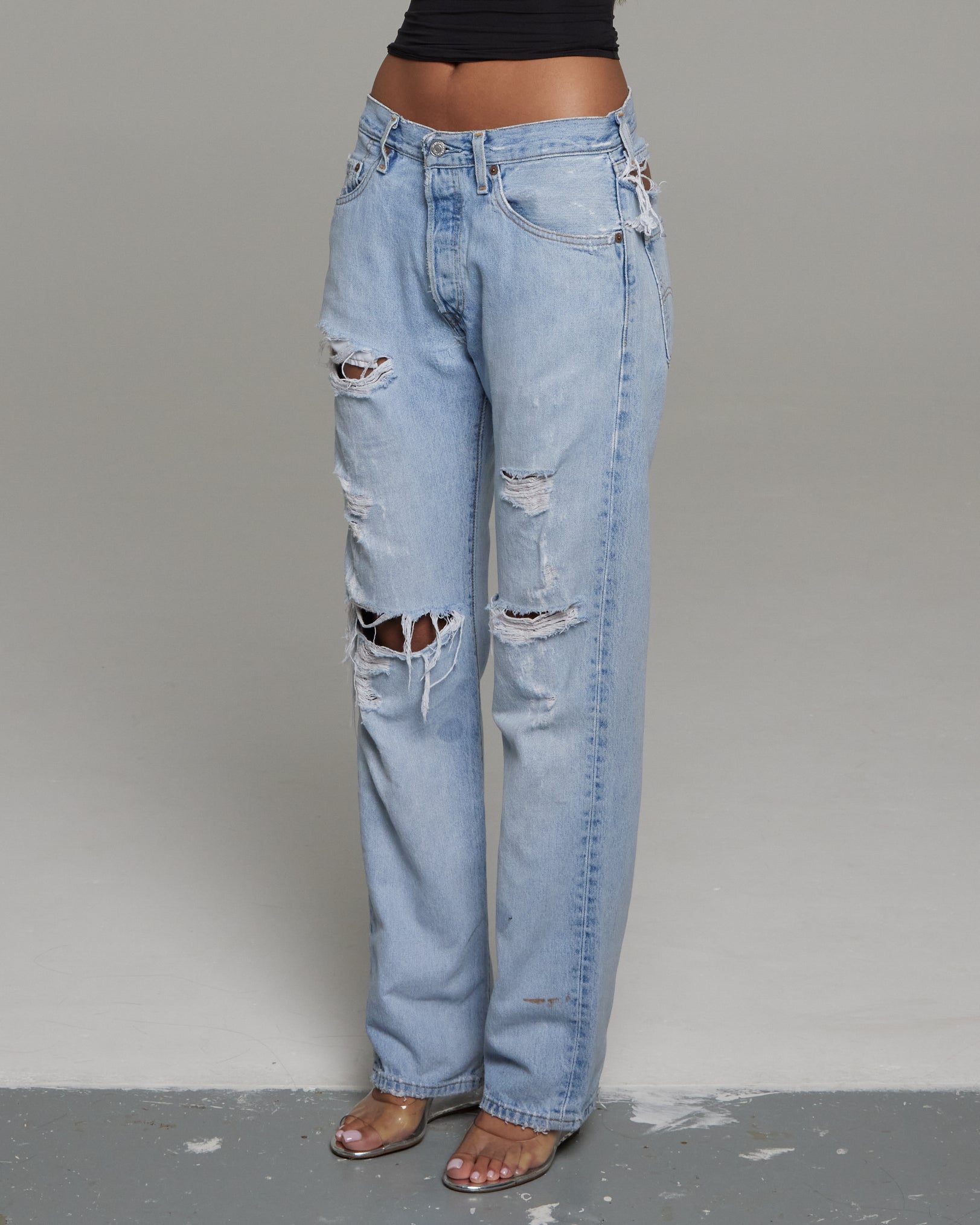 DISTRESSED JEAN