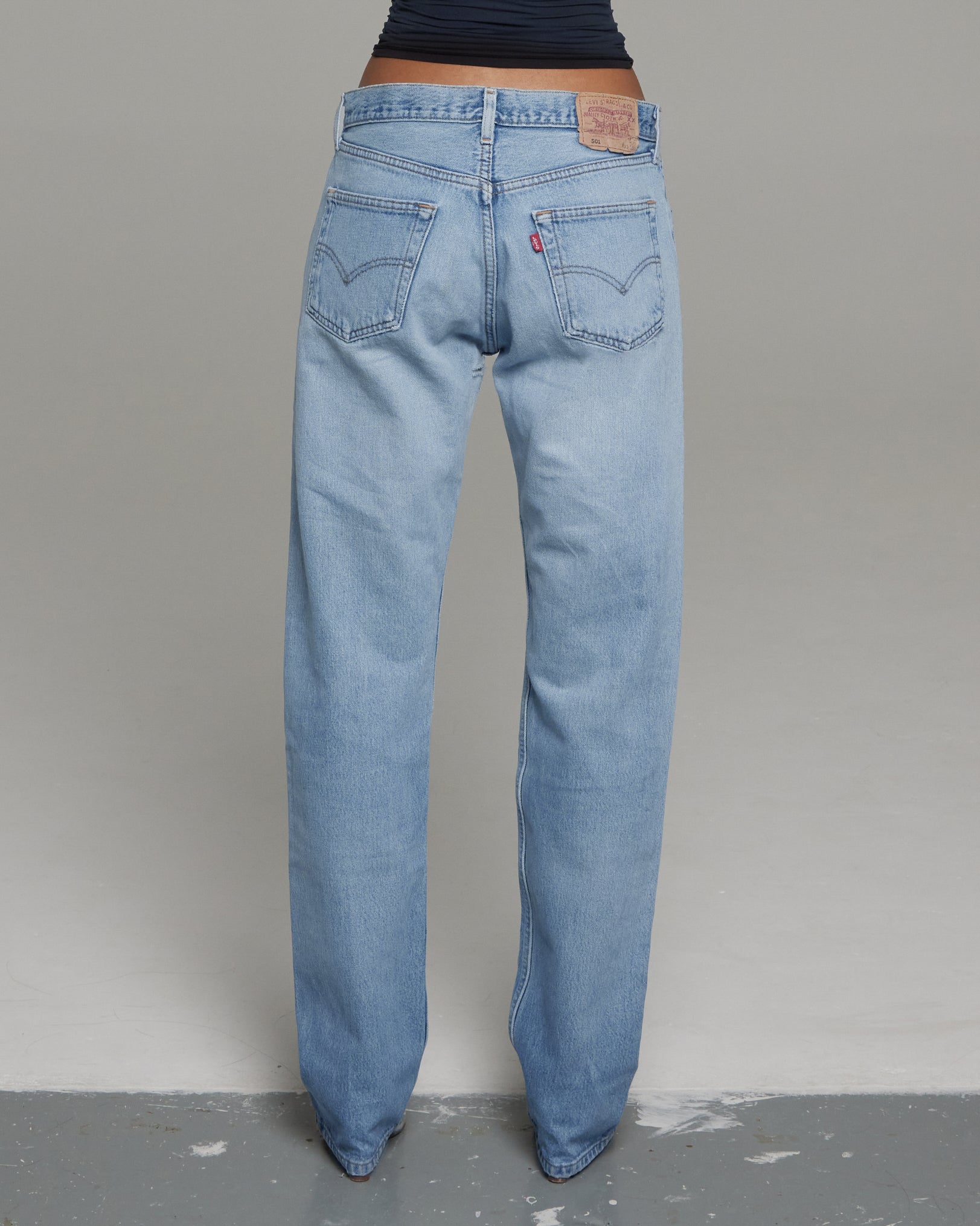 DISTRESSED JEAN